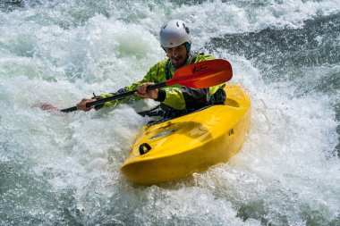 Augsburg, Almanya-16 Haziran 2019: Augsburg 'daki Eiskanal 'da Whitewater Kano