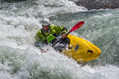 Augsburg, Almanya-16 Haziran 2019: Augsburg 'daki Eiskanal 'da Whitewater Kano