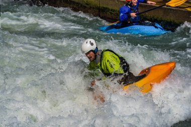 Augsburg, Almanya-16 Haziran 2019: Augsburg 'daki Eiskanal 'da Whitewater Kano