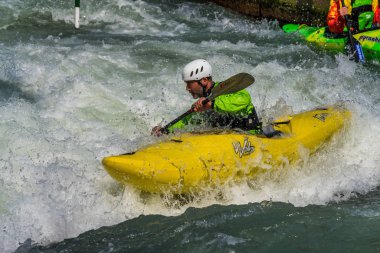 Augsburg, Almanya-16 Haziran 2019: Augsburg 'daki Eiskanal 'da Whitewater Kano