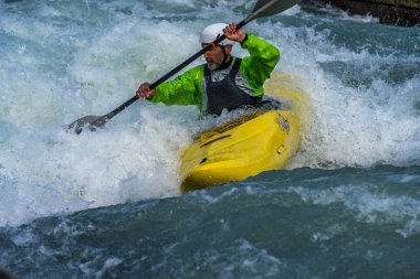 Augsburg, Almanya-16 Haziran 2019: Augsburg 'daki Eiskanal 'da Whitewater Kano