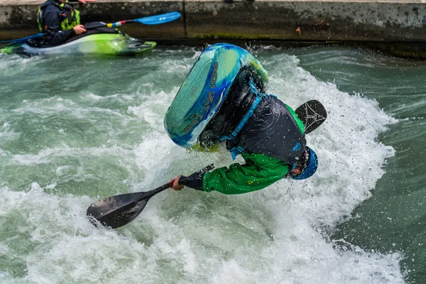 Augsburg, Germany - June 16, 2019: Whitewater kayaking on the Eiskanal in Augsburg — Stock Photo, Image