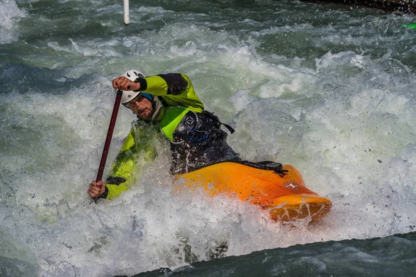 Augsburg, Německo-16. červen 2019: Whitewater na kajaku na Eiskantu v Augsburgu — Stock fotografie