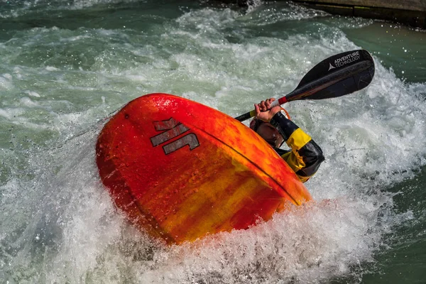 Augsburg, Tyskland-16 juni 2019: Whitewater kajakpaddling på Eiskanal i Augsburg — Stockfoto