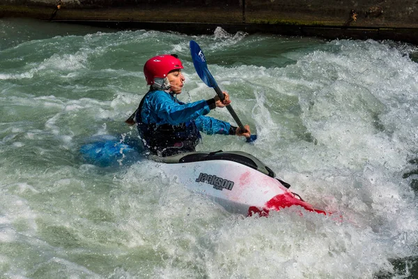 Augsburg, Niemcy-16 czerwca, 2019: spływy kajakowe na Eiskanal w Augsburgu — Zdjęcie stockowe