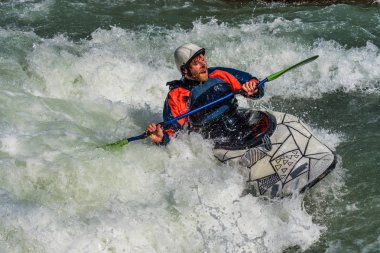 Augsburg, Almanya-16 Haziran 2019: Augsburg 'daki Eiskanal 'da Whitewater Kano