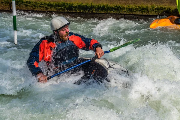 Augsburgo, Alemania - 16 de junio de 2019: Kayak de aguas bravas en el Eiskanal en Augsburgo —  Fotos de Stock