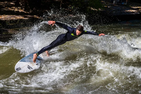 München, Németország-október 13, 2018: Surfer in the City River nevű Eisbach — Stock Fotó