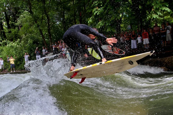 München, Németország-július 13, 2019: Surfer in the City River nevű Eisbach — Stock Fotó