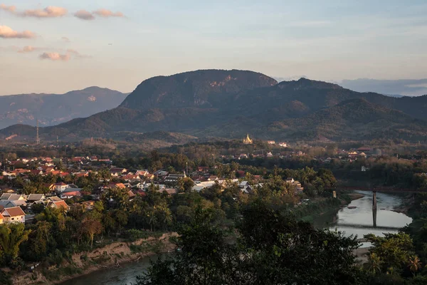 Vista de Luang Prabang desde el Monte Phousi Templo Mirador, Laos — Foto de Stock