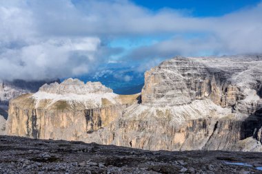 Sass Pordoi Dolomites, Sella grubunda, İtalya rahatladı