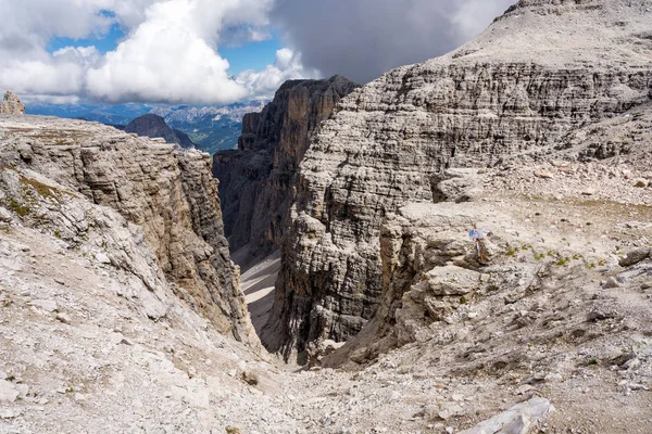 El Sass Pordoi es un alivio de los Dolomitas, en el grupo Sella, Italia — Foto de Stock