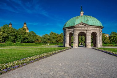 Hofgarten parkı ile Dianatempel Münih, Almanya