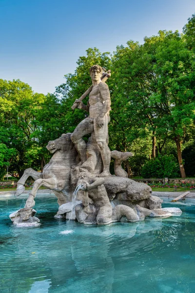 Fontanna Neptuna w starym ogrodzie botanicznym w Monachium, Niemcy — Zdjęcie stockowe