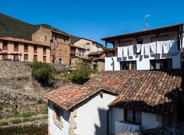 Die kleine Stadt potes in Kantabrien, Spanien. — Stockfoto