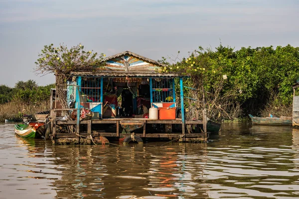 Pueblo flotante, Camboya, Tonle Sap, isla de Koh Rong . — Foto de Stock