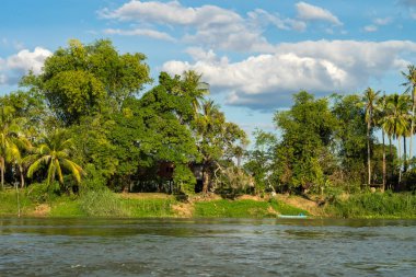 4000 Laos 'ta Mekong Nehri üzerinden Nakasong Adaları bölgesi