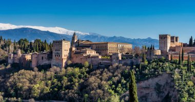 Granada'daki Alhambra Sarayı'nın görünümü, Avrupa'da İspanya