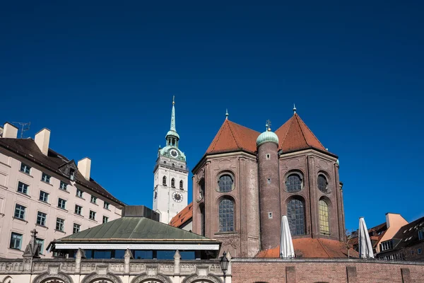 La iglesia parroquial de San Pedro, uno de los monumentos más famosos de Munichs — Foto de Stock