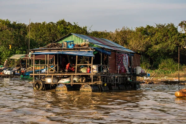 Pueblo flotante, Camboya, Tonle Sap, isla de Koh Rong . — Foto de Stock