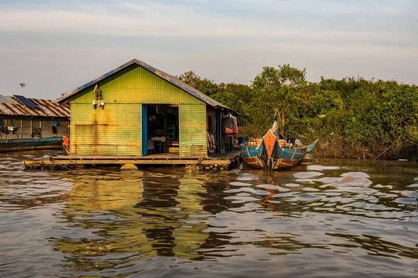 Pueblo flotante, Camboya, Tonle Sap, isla de Koh Rong . — Foto de Stock