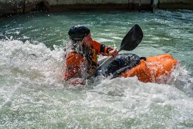 Augsburg, Almanya-16 Haziran 2019: Augsburg 'daki Eiskanal 'da Whitewater Kano