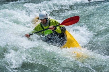 Augsburg, Almanya-16 Haziran 2019: Augsburg 'daki Eiskanal 'da Whitewater Kano
