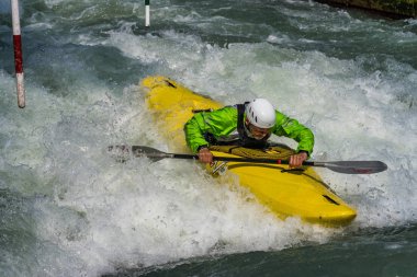 Augsburg, Almanya-16 Haziran 2019: Augsburg 'daki Eiskanal 'da Whitewater Kano