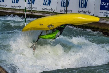 Augsburg, Almanya-16 Haziran 2019: Augsburg 'daki Eiskanal 'da Whitewater Kano