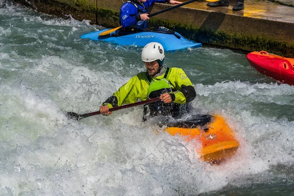 Augsburgo, Alemania - 16 de junio de 2019: Kayak de aguas bravas en el Eiskanal en Augsburgo —  Fotos de Stock