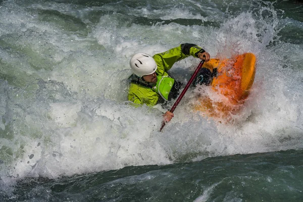 Augsburg, Alemanha - 16 de junho de 2019: caiaque Whitewater no Eiskanal em Augsburg — Fotografia de Stock