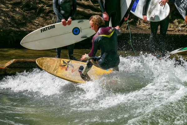 München, Németország-július 13, 2019: Surfer in the City River nevű Eisbach — Stock Fotó