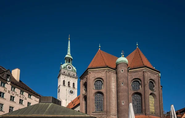 La iglesia parroquial de San Pedro, uno de los monumentos más famosos de Munichs — Foto de Stock