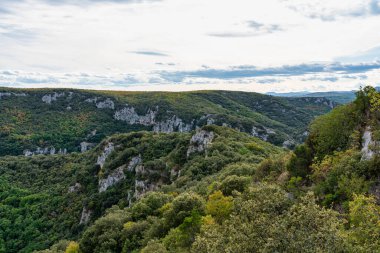 Fransa 'nın Ardeche kentindeki Vallon Pont darc köyünün manzara manzarası