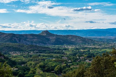 Fransa 'nın Ardeche kentindeki Vallon Pont darc köyünün manzara manzarası