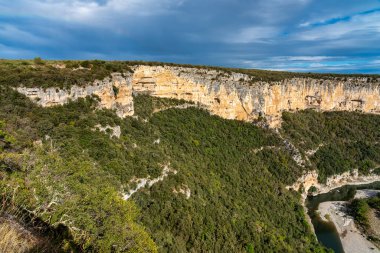Fransa 'daki güzel Ardeche vadisinde nehir.