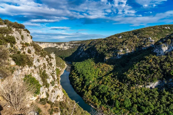 Río en el hermoso desfiladero de Ardeche en Francia . — Foto de Stock