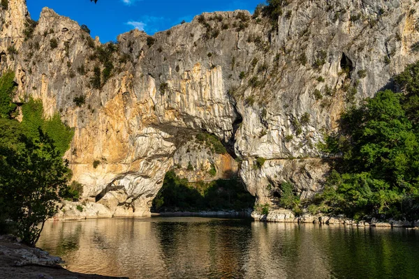 Пон Дарк, скельна арка над річкою Ардеш у Франції. — стокове фото