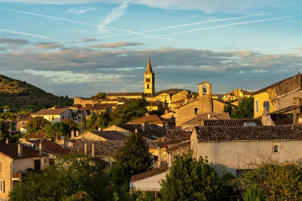 Puesta de sol en el pueblo Vallon Pont dArc en Ardeche, Francia — Foto de Stock