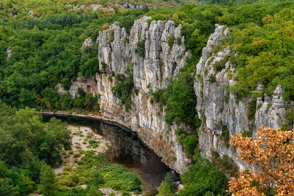 Río en el hermoso desfiladero de Ardeche cerca de Casteljau en Francia . — Foto de Stock