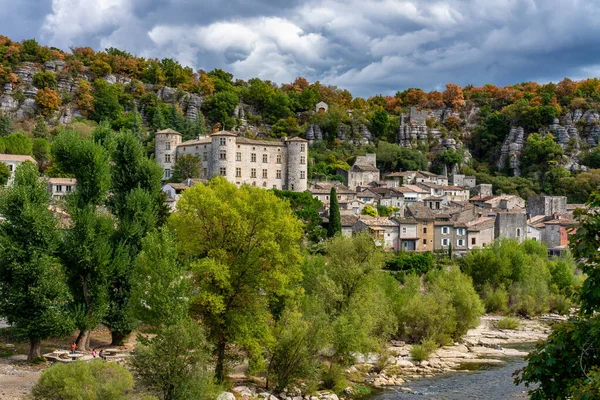 Pueblo medieval de Vogue en Ardeche, Ródano-Alpes, Francia — Foto de Stock