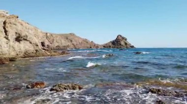 Cabo de Gata Nijar Park 'ın Rocky Sahili, Almerya, İspanya. Endülüs en büyük koruma alanı.