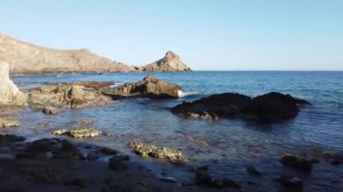 Cabo de Gata Nijar Park 'ın Rocky Sahili, Almerya, İspanya. Endülüs en büyük koruma alanı.