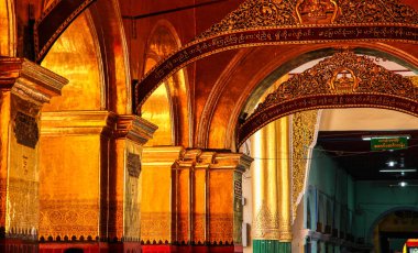 Mandalay 'da Mahamuni Pagoda, Myanmar eski Burma. Mahamuni Pagoda, Myanmar 'da bir Budist tapınağıdır..