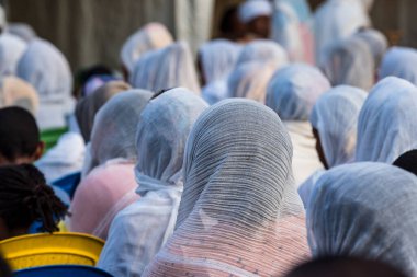 Addis Ababa, Etiyopya - Şubat 04, 2020: Miskaye Hizunan Medhanealem Kilisesi 'nde beyaz pelerinli Etiyopyalı kadınlar.