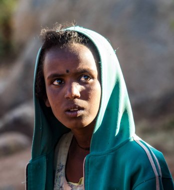 Aksum, Etiyopya - Şubat 08, 2020: Axum 'dan Simien dağlarına giden yolda Etiyopyalı kız, Kuzey Etiyopya, Afrika.