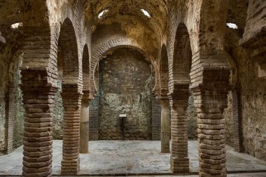 Ronda 'daki eski Arap hamamlarında sütunlar, İspanya' daki eski Arap harabeleri, Endülüs, İspanya 'daki kayıp Müslüman kültürünün güzel bir resmi.