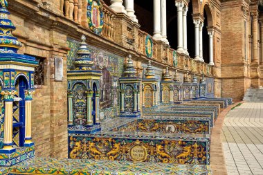 Ünlü Plaza de Espana. İspanya 'nın eski ama görkemli Sevilla meydanı. Eşsiz bozkır mimarisi. Ünlü eski seramik dekorasyon.