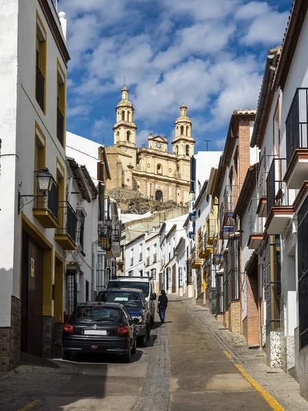 西班牙Andalucia的Pueblos Blancos是美丽的白人村庄之一 它的特色是一座荒芜的城堡和一座俯瞰着粉刷过的村庄的新古典大教堂 — 图库照片