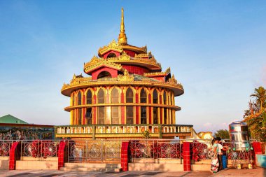 Kyaiktiyo, Myanmar - Kasım 04, 2019: Altın Kaya olarak da bilinen Kyaiktiyo Pagoda, Myanmar 'da bir Budist hac mekanıdır.